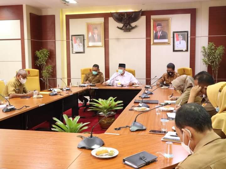 Walikota Solok Zul Elfian saat menngelar Rakortas bersama Kepala OPD di ruangan Rapat Walikota Solok